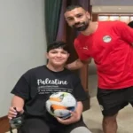 محمد صلاح يلتقي طفلًا فلسطينيًا ويهدي له كرة توقيع