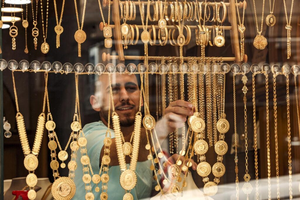 استقرار أسعار الذهب بعد تراجع حاد في السوق المصرية