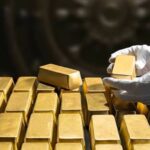 تهنئة رئيس جامعة القاهرة للعنود حجازي بعد فوزها بالذهب في بطولة أفريقيا لسلاح الشيش