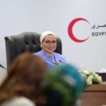 انتصار السيسي تثمّن جهود متطوعي الهلال الأحمر المصري في تقديم المساعدات
