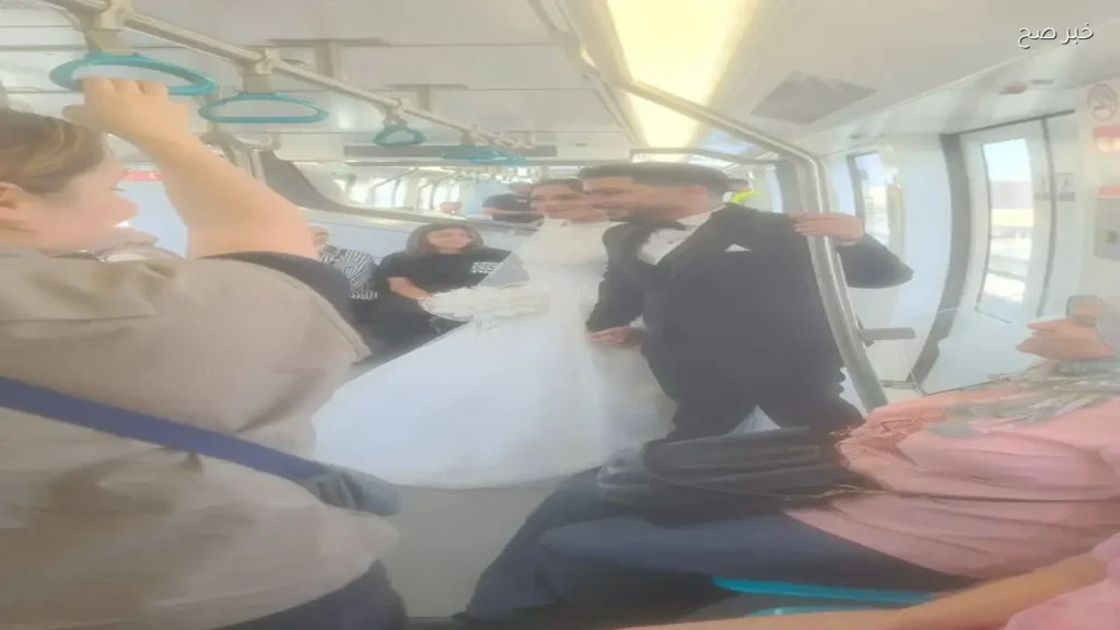 احتفال زفاف مميز لعروسين على متن المونوريل في مصر