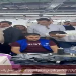 مدبولي يتحدث مع عامل في مجمع ألستوم حول فرص العمل والدخل